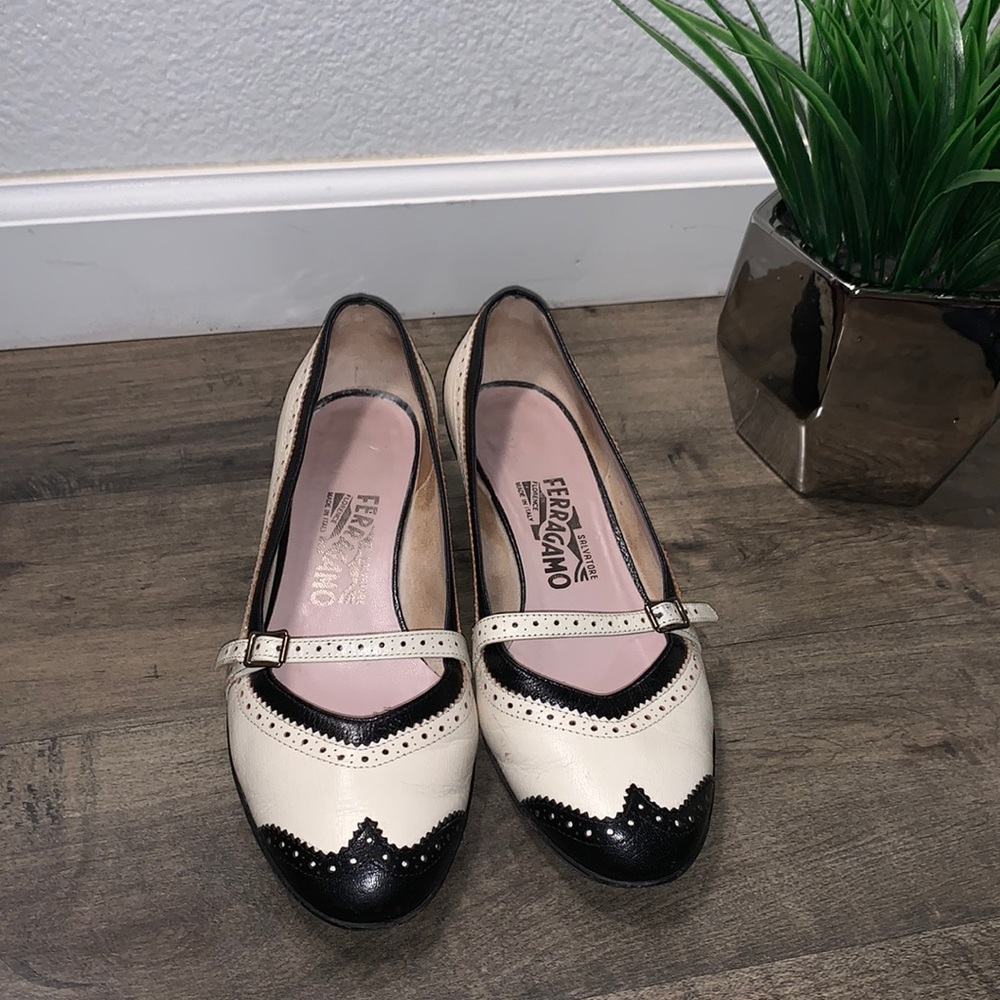 SALVATORE FERRAGAMO BLACK & CREAM WKNG TIP OXFORD CAP TOE BALLET FLATS
